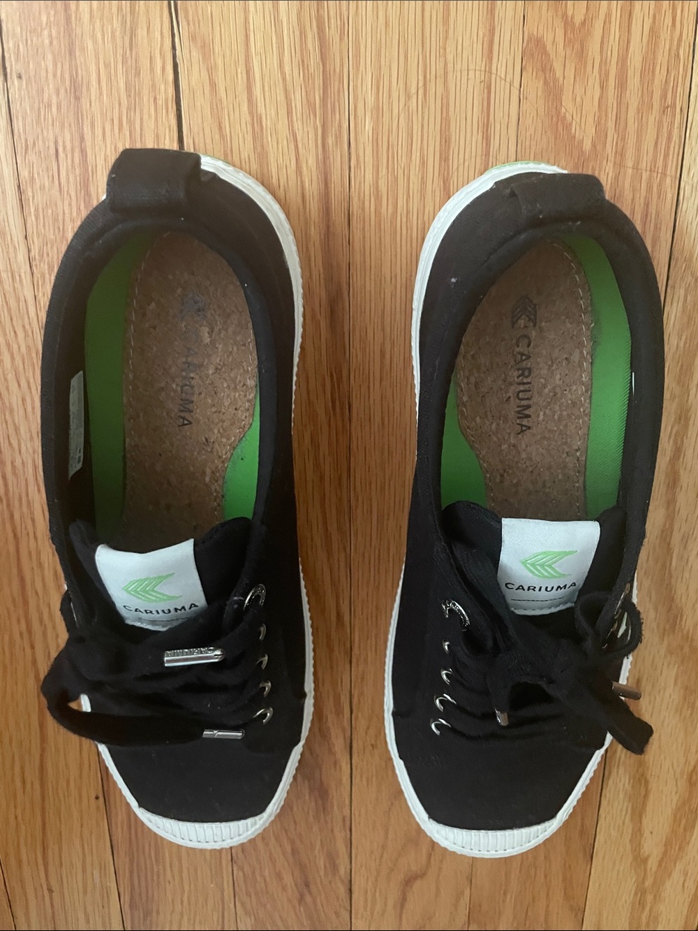 Cariuma Women’s Black Canvas Low-Top Sneakers with White Trim - Picture 3 of 7